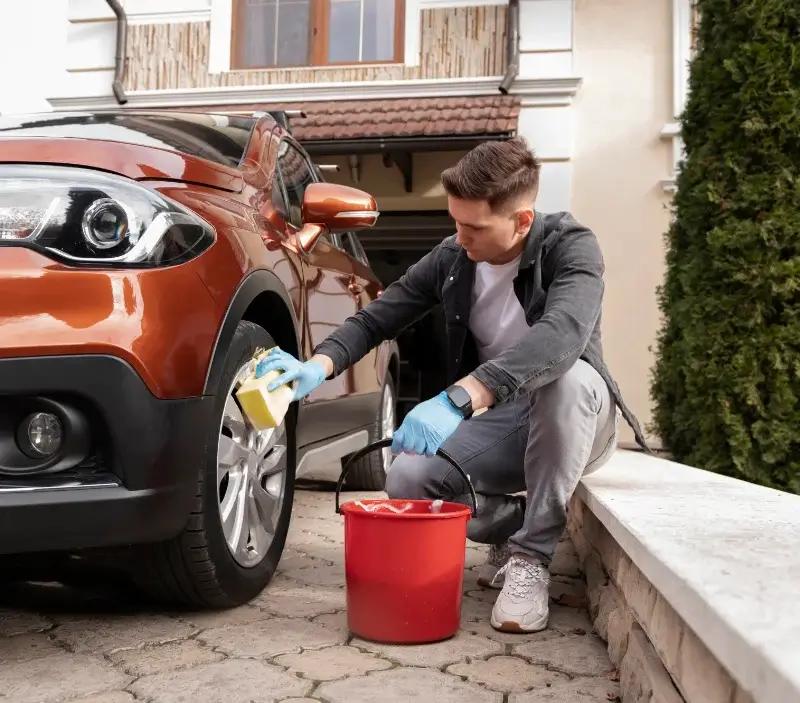 Lavage auto à domicile Saint-Jean-de-Luz : professionnel intervenant sur un véhicule